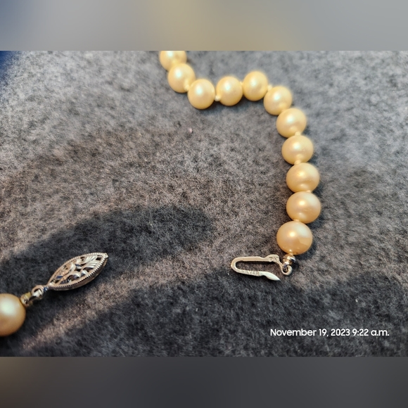 Really cute faux pearl necklace - Picture 3 of 9